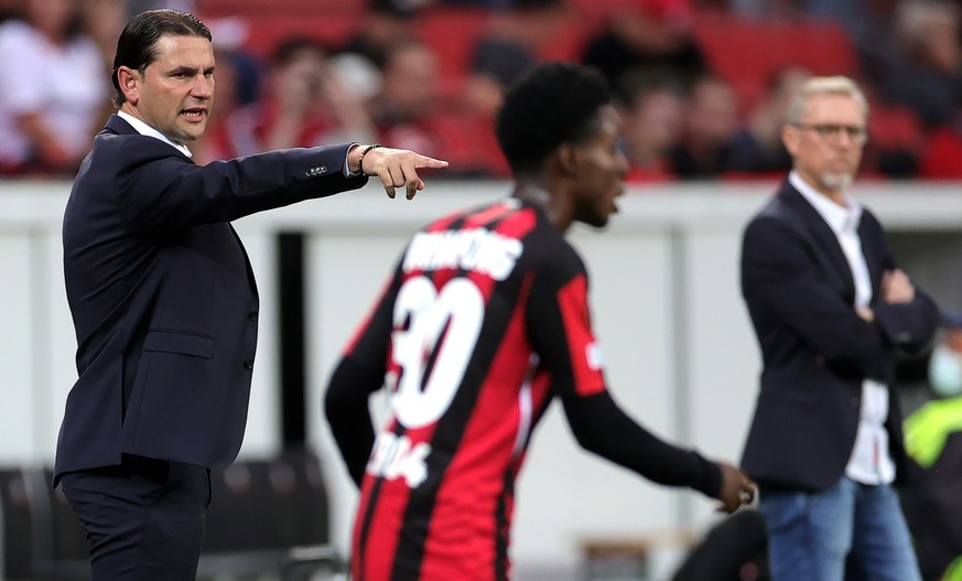 epa09472001 Leverkusen&#039;s head coach Gerardo Seoane (L) gives advise during the UEFA Europa League group G soccer match between Bayer 04 Leverkusen and Ferencvaros TC at the BayArena in Leverkusen ...