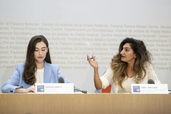 Sibel Arslan, Vizepraesidentin GRUENE, Nationalraetin (BS), rechts, spricht an der Seite von Sanija Ameti, Co-Praesidentin Operation Libero, links, waehrend einer Medienkonferenz zu Europa-Initiative, ...