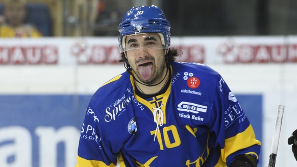 Andres Ambuehl von Davos, links, und Tuomo Ruutu bejubeln Ambuehl&#039;s Treffer zum 3-2, beim Eishockey-Qualifikationsspiel der National League A zwischen dem HC Davos und EHC Biel, am Donnerstag, 22 ...