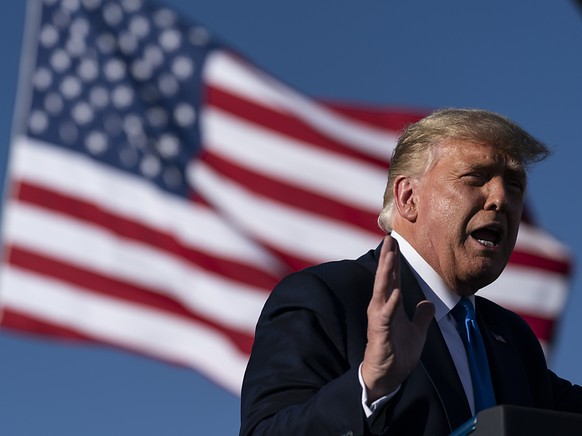 US-Präsident Donald Trump spricht bei einer Wahlkampfkundgebung auf dem Flughafen von Carson City im US-Bundesstaat Nevada. Foto: Alex Brandon/AP/dpa