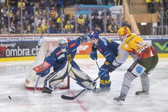 $Von links: Torhueter Sandro Aeschlimann (HCD), Klas Dahlbeck (HCD) und PostFinance Top Scorer Henrik Borgstroem (HCFG) kaempfen um den Puck im fuenften Eishockey Playoff Finalspiel der National Leagu ...