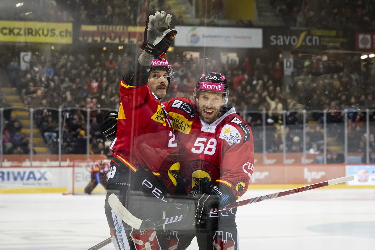 Berns Martin Frk, links, jubelt nach Tor zum 2-1 mit Berns Romain Loeffel, rechts, beim Eishockey Meisterschaftsspiel der National League zwischen dem SC Bern und dem HC Ajoie, am Freitag, 3. November ...