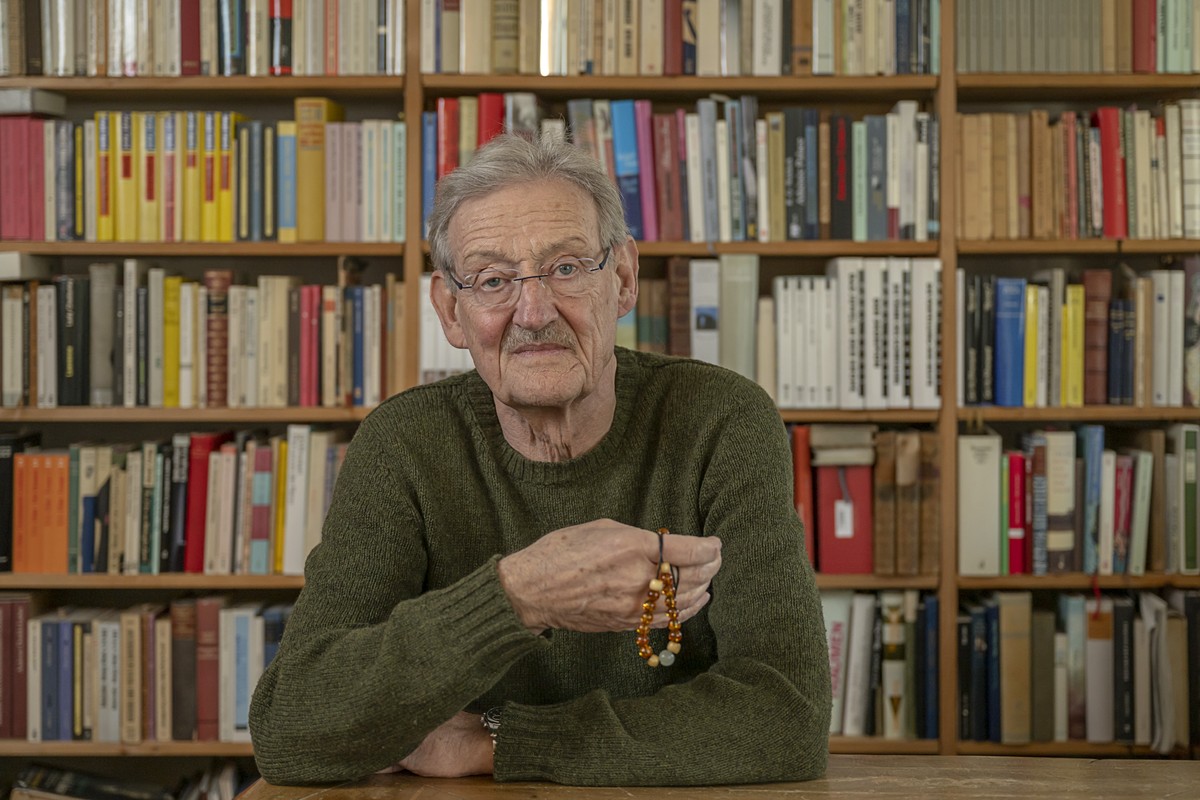 Der Schriftsteller Christian Haller in seinem Wohnort in Laufenburg, am Donnerstag, 9. Februar 2023. Der am 28. Februar 1943 in Brugg geborene Christian Haller wurde unter anderem 2015 mit dem Kunstpr ...