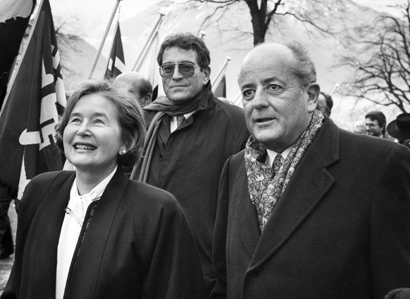 Die Alt-Bundesraetin Elisabeth Kopp, links, ihr Gemahl Hans W. Kopp, rechts und Michael Dreher, Mitte, von der Autopartei, nehmen an der Eroeffnungsveranstaltung der 700-Jahr-Feier am 10. Januar 1991  ...