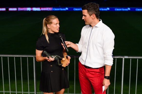 &quot;Credit Suisse Player of the Year - women&quot; Lara Dickenmann wird von Moderator Patrick Kaelin, rechts, Interviewt bei den Swiss Football Awards Swiss Football Awards fotografiert am Montag, 2 ...