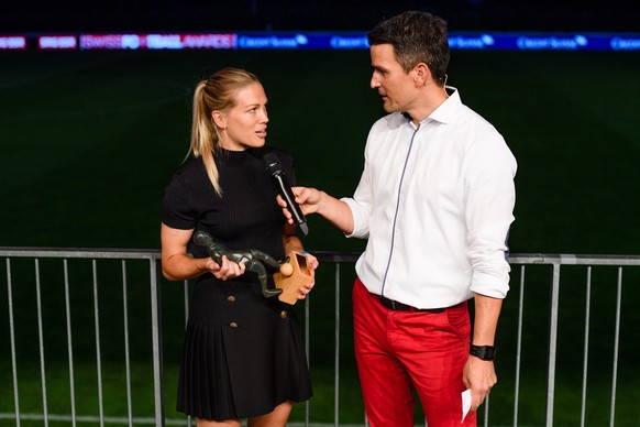 "Credit Suisse Player of the Year - women" Lara Dickenmann wird von Moderator Patrick Kaelin, rechts, Interviewt bei den Swiss Football Awards Swiss Football Awards fotografiert am Montag, 2 ...