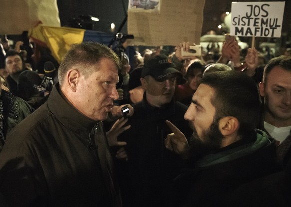 Präsident Iohannis unterhält sich auf dem Universitätsplatz in Rumäniens Hauptstadt Bukarest mit Demonstranten.