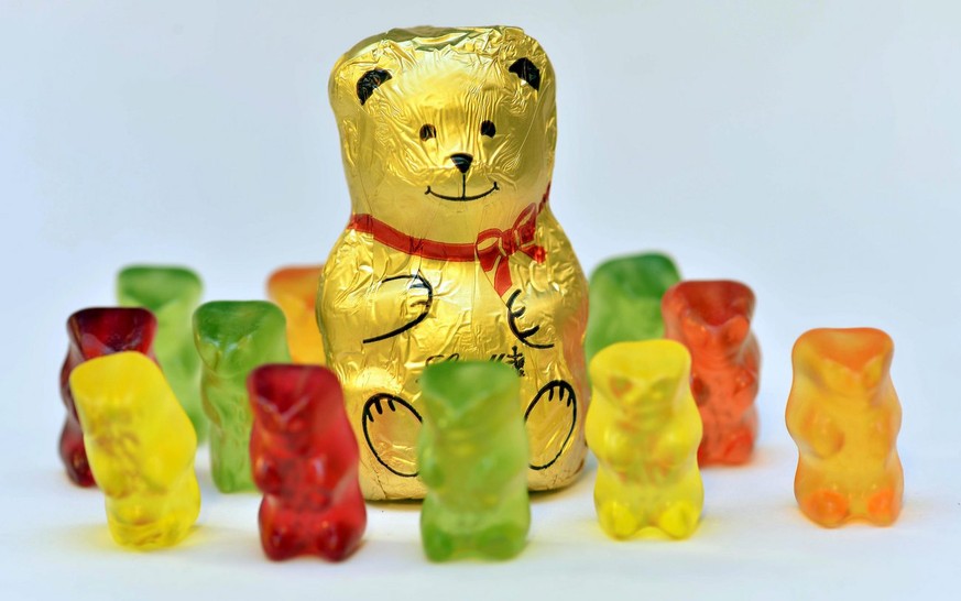 Der Bär des Anstosses: Goldener Lindt-Schokibär, umzingelt von Haribo-Gummibärchen.