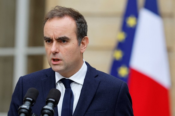 epa12438865 French outgoing Prime Minister Sebastien Lecornu delivers a statement in the courtyard of the Hotel Matignon following a series of talks with political parties&#039; leaders, in Paris, Fra ...