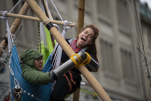 Menschen der Klimaorganisation &quot;Extinction Rebellion&quot; blockieren die Strasse in der Zuercher Innenstadt, aufgenommen am Dienstag, 5. Oktober 2021 in Zuerich. (KEYSTONE/Ennio Leanza)