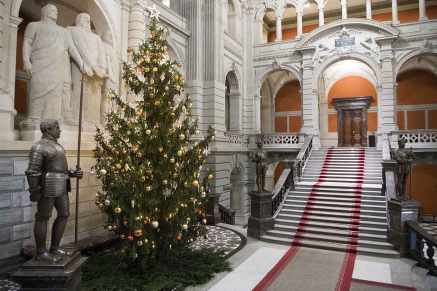 Ein Weihnachtsbaum in der Eingangshalle des Bundeshauses, am Freitag, 2. Dezember 2016 in Bern. (KEYSTONE/Anthony Anex)