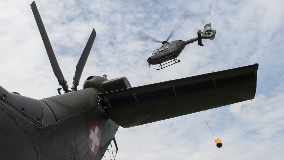 Angehoerige der Armee sammeln die Munitionsreste mit einem Helikopter auf einer der groessten Truppenschiessplatzes der Schweizer Armee ein, aufgenommen am Mittwoch, 17. August 2016 auf der Schwaegalp ...