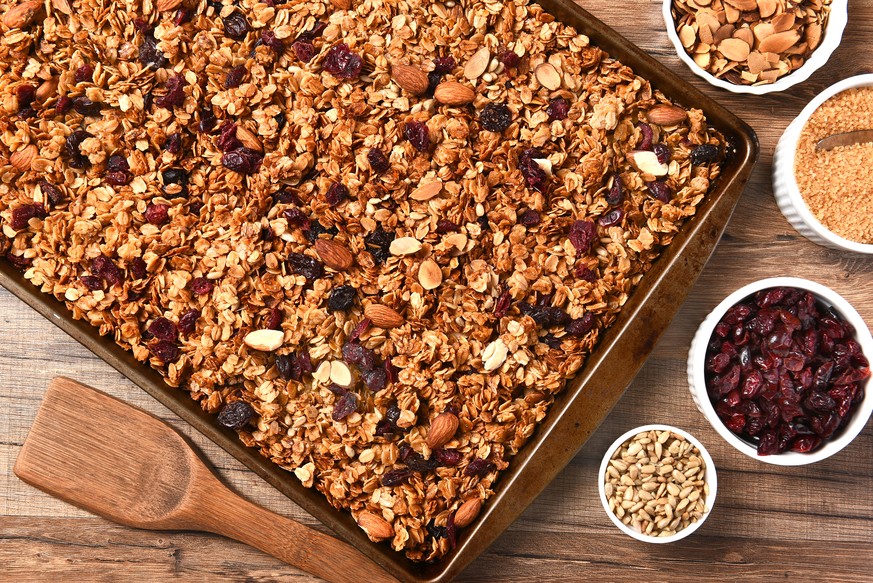 granola home made hausgemacht haferflocken frühstücksmüesli knusper nüsse cranberries cranberry frühstück essen food