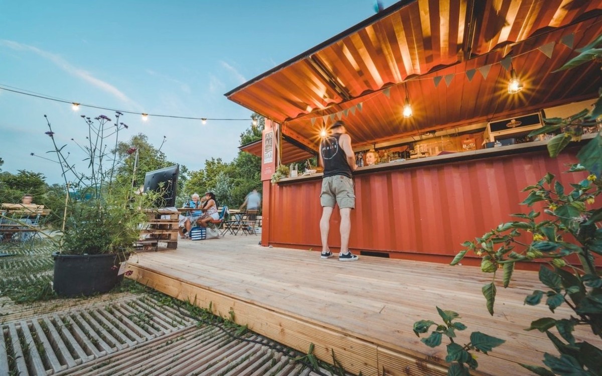 Wie hier in der Aare-Bar beim Marzili sollen sich die Berner im Corona-Sommer vermehrt in Gartenbeizen aufhalten.