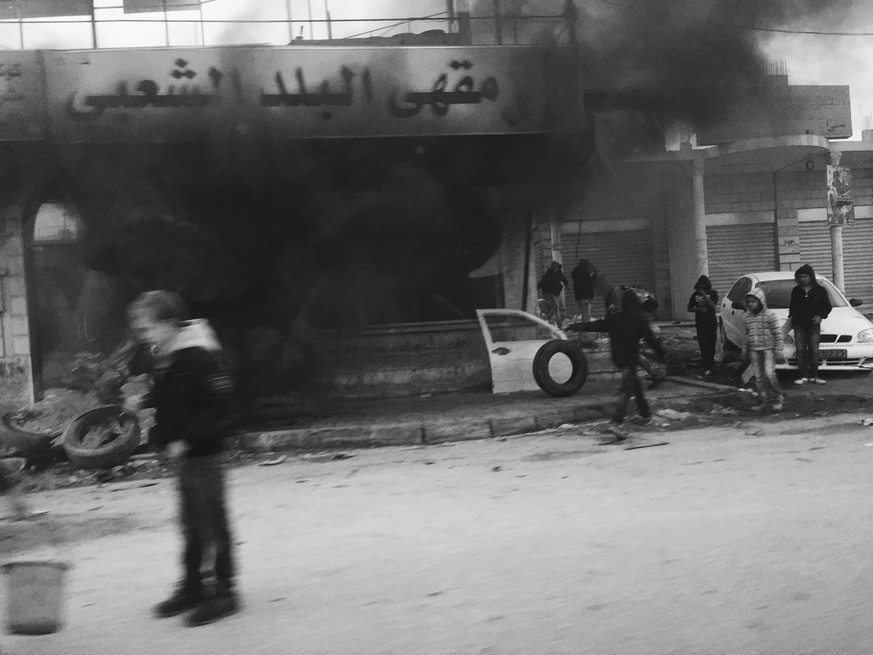 Gehört beinahe zum Alltag in Ramallah: Kinder und Jugendliche, die in Strassenschlachten verwickelt sind.