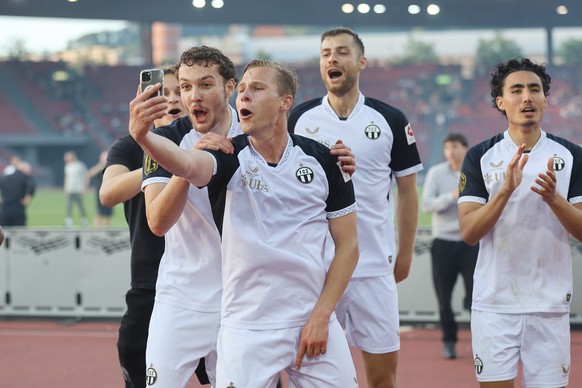 David Vujevic (FCZ), links, jubelt mit Ilan Sauter (FCZ) nach dem Fussball Meisterschaftsspiel der Swiss Super League in der Relegation Group zwischen dem FC Zuerich und dem Grasshopper Club Zuerich,  ...