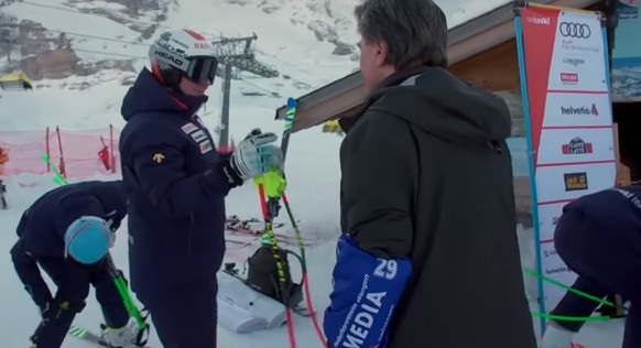 Berni Schär wünscht Beat Feuz vor der Lauberhorn-Abfahrt in Wengen in aller Herrgottsfrüh viel Glück.