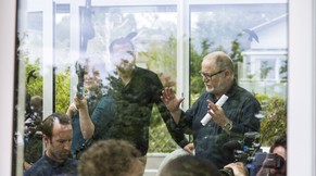 Stefan Frey, Projektleiter Private Unterbringung der Schweizerischen Flüchtlingshilfe, erklärt den anwesenden Medien das Projekt.