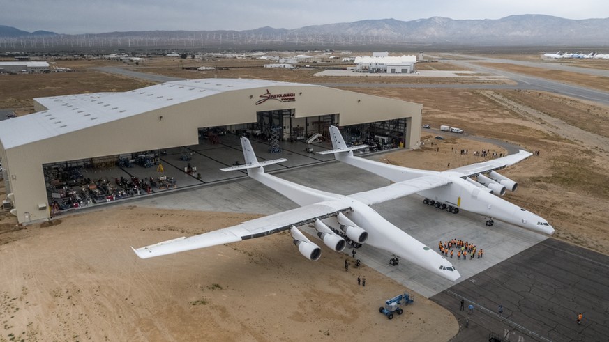 Das Monsterflugzeug Stratolaunch in der Mojave-Wüste. Es soll dereinst auch Menschen ins All bringen.
