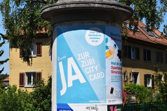 Ein Abstimmungsplakat fuer die Vorlage Zuerich City Card an einer Plakatsaeule, am Sonntag, 15. Mai 2022 in Zuerich. (KEYSTONE/Simon Meier)