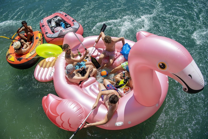 epaselect epa08591916 People on inflatable boats float down the Rhone river in Geneva, Switzerland, 08 August 2020. EPA/MARTIAL TREZZINI