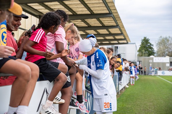 Switzerland: AXA Womens Super League 2025/26, GC Frauenfussball vs FC Basel 1893 - GC/Campus, Niederhasli, Zurich: Imane Touriss 20 Grasshopper Club with fans after the match *** Switzerland AXA Women ...