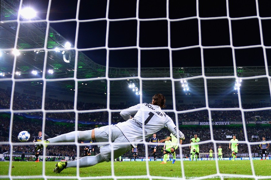 Yann Sommer muss sich gegen Sergio Aguero geschlagen geben.