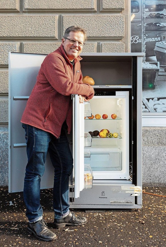 Edwin Moser vor einem Kühlschrank mit übrigem Essen für alle.