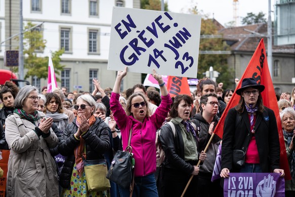 Frauen anlaesslich einer Feministischen Protestaktion gegen die AHV-21 Abstimmung vom vergangenen Sonntag, am Montag, 26. September 2022, in Bern. (KEYSTONE/Peter Schneider)