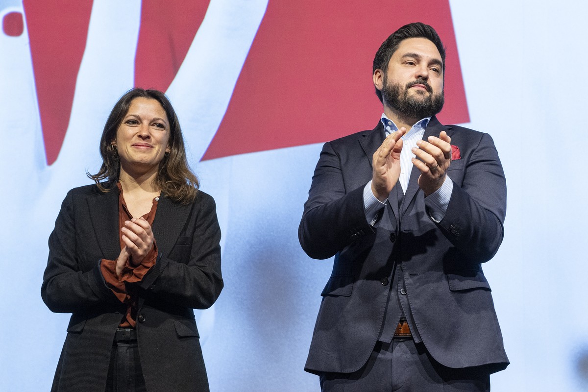 Die Co-Praesidenten Mattea Meyer, SP-ZH, links, und Cedric Wermuth, SP-AG, werden in ihrem Amt bestaetigt an der Delegiertenversammlung der SP Schweiz, am Sonntag, 18. Oktober 2026 in Thun. (KEYSTONE/ ...