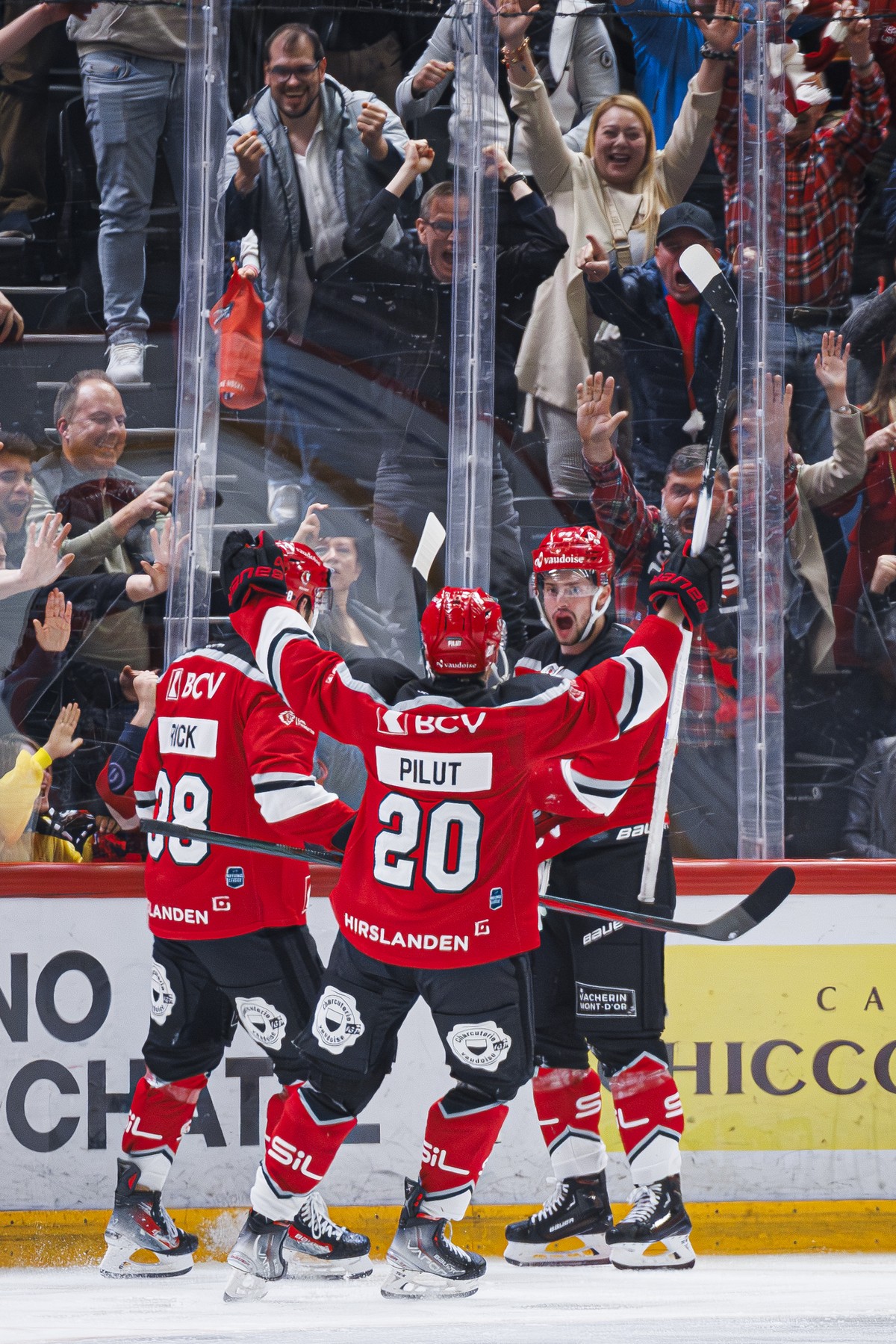 L'attaquant lausannois Tim Bozon, droite, celebre son but lors de l'acte 4 des demi-finales des play-off du championnat suisse de hockey sur glace de National League entre Lausanne HC et HC  ...