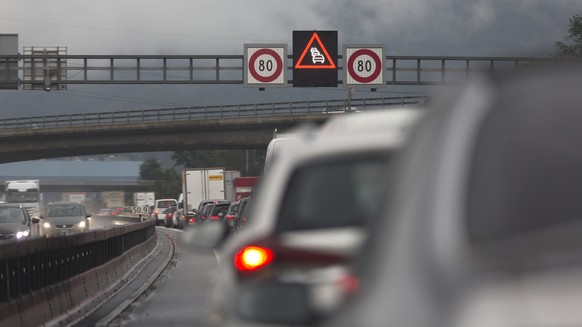 Traffic jam on the A1 motorway near Egerkingen heading towards Berne, photographed on June 30, 2016. (KEYSTONE/Gaetan Bally)

Stau auf der Autobahn A1..Stau auf der A1 bei Egerkingen richtung Bern am  ...