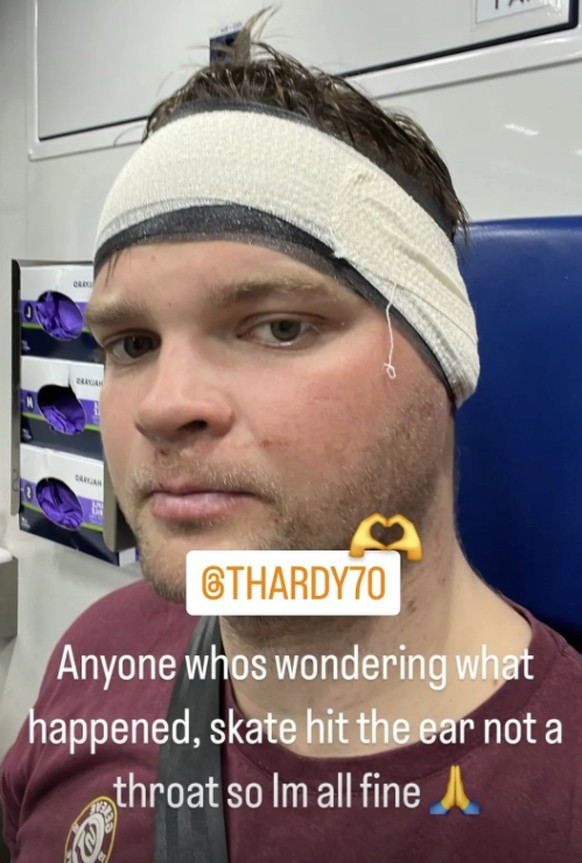 Teemu Hartikainen wird von Schlittschuh-Kufe am Ohr verletzt.