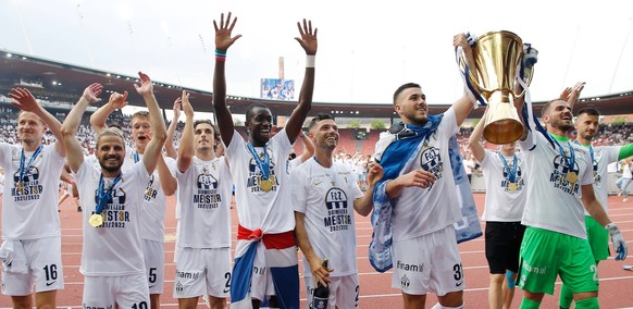 Foto Manuel Geisser 22.05.2022 Stadion Letzigrund Z�rich Saison 2021/2022 Herren Fussball FC Z�rich - FC Luzern Jubel vor der S�dkurve mit Pokal , ua. Marc Hornschuh , Antonio Marchesano ,Assan Ceesay ...