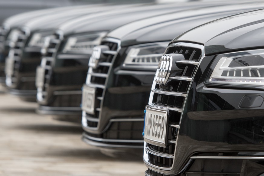 ARCHIV - Audi-Fahrzeuge stehen am 15.03.2017 waehrend der Bilanz-Pressekonferenz in Ingolstadt (Bayern) vor dem Audi-Forum. (Zu dpa «Dobrindt: Audi hat illegale Abgas-Software verwendet» vom 01.06.201 ...