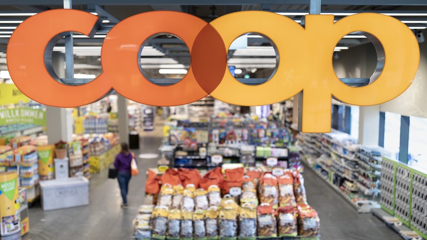 ZUR COOP FILIALE IM EINKAUFSZENTRUM SEEWEN MARKT STELLEN WIR IHNEN HEUTE FOLGENDES BILDMATERIAL ZUR VERFUEGUNG --- The logo of retailer Coop at the Coop branch in the shopping center Seewen Markt in S ...