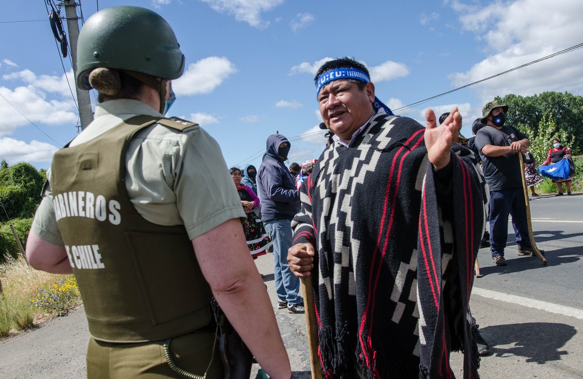 epa08925443 Camilo Catrillanca's father, Marcelo Catrillanca (C), is seen next to a police and military after denying him and his community access to attend a court hearing, in the city of Angol, ...