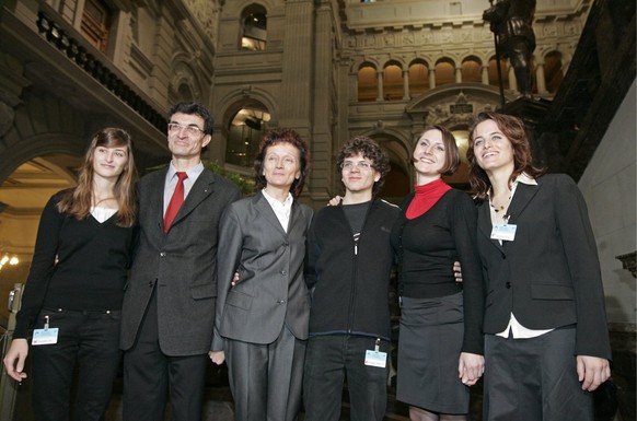 Die Familie Widmer-Schlumpf nach ihrer Wahl zur Bundesrätin am 13. Dezember 2007. Sohn Ursin steht neben ihr.