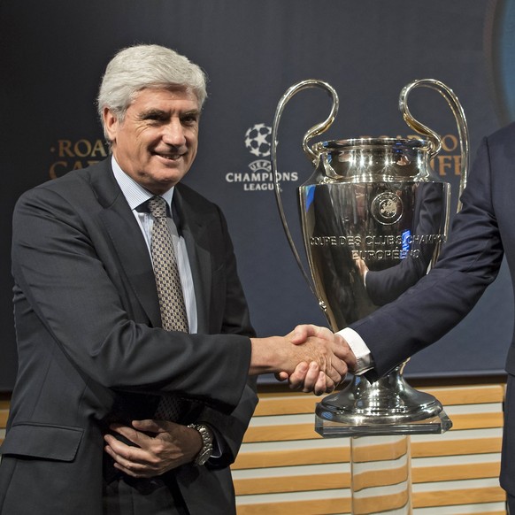 epa05854089 Atletic Bilbao Managing Director Clemente Villaverde (L) And Leicester City Football Operations Director Andrew Neville (R) shake hands next to the Champions League trophy following the qu ...