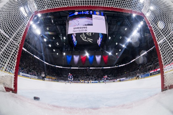 KEYPIX - Das 1:1 Tor von Andres Ambuehl (HCD) im dritten Playoff Halbfinal Eishockeyspiel der National League zwischen den ZSC Lions und dem HC Davos, am Donnerstag, 3. April 2025, in der Swiss Life A ...