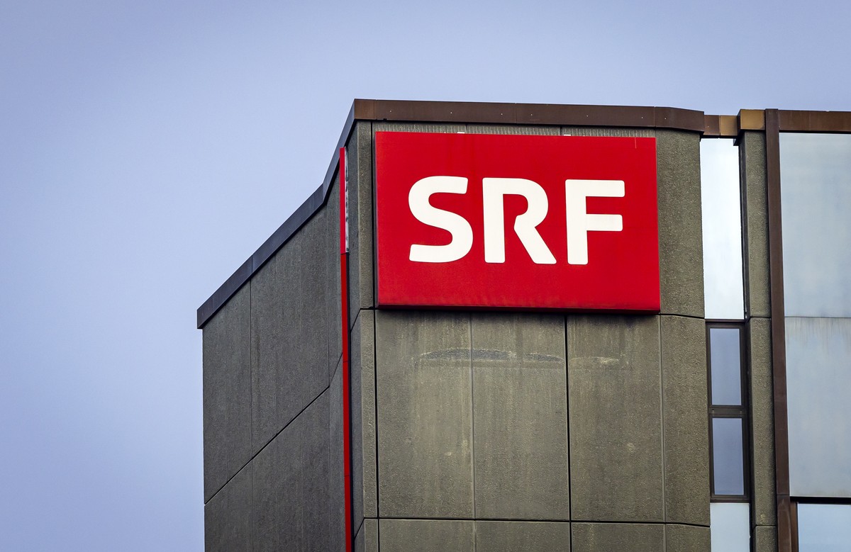 Das Logo des Schweizer Radios und Fernsehens SRF beim Fernsehstudio Leutschenbach, aufgenommen am Mittwoch, 5. Februar 2025 in Zuerich. (KEYSTONE/Michael Buholzer)