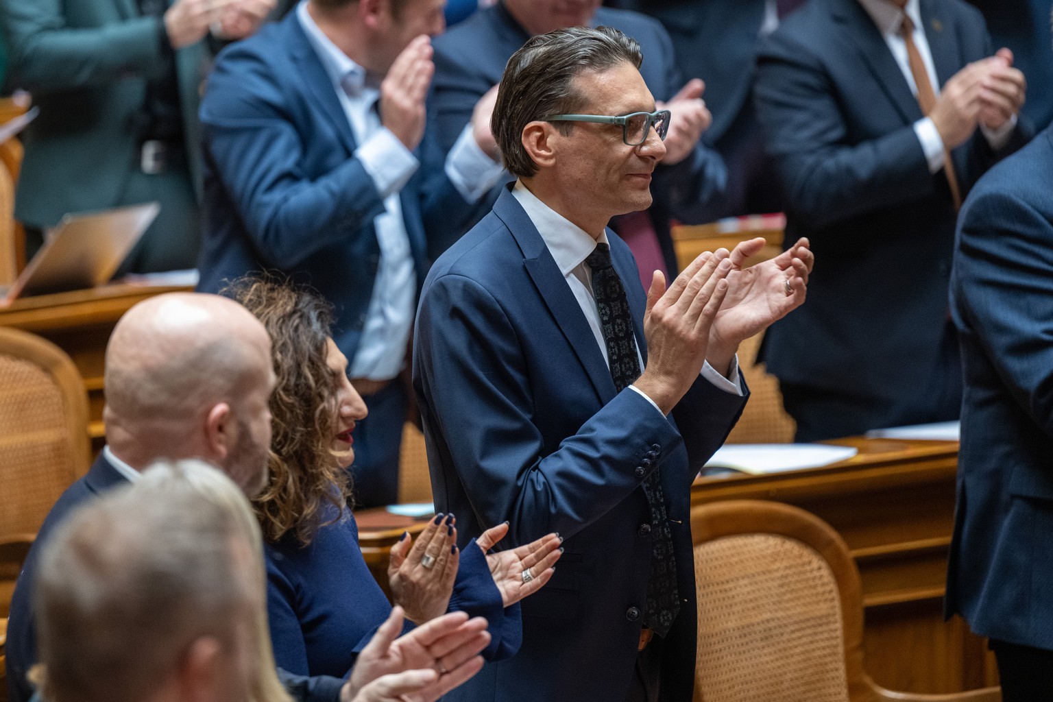 Gerhard Andrey, Gruene-FR, applaudiert bei der Wiederwahl von Bundesrat Ignazio Cassis, bei den Gesamterneuerungswahlen des Bundesrates durch die Vereinigte Bundesversammlung, am Mittwoch, 13. Dezembe ...