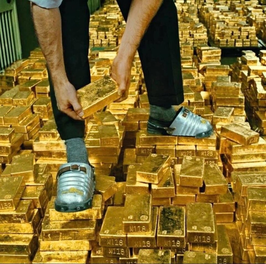 A bank vault working shoes... nothing worse than dropping a 12 kg bar of gold on an unprotected toe !!! Photo: National Geographic. USA - New York City, 1959 [960x951]