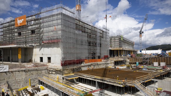 Bauarbeiter arbeiten auf der Baustelle der Festhalle, am Freitag, 3. Mai 2024 in Bern. (KEYSTONE/Peter Klaunzer)