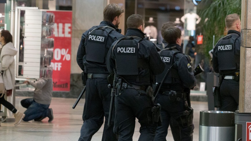 epa05686224 A unit of police officers is seen during a security operation in the shopping center Centro in Oberhausen, Germany, 22 December 2016. German police arrested two men in Duisburg on suspicio ...
