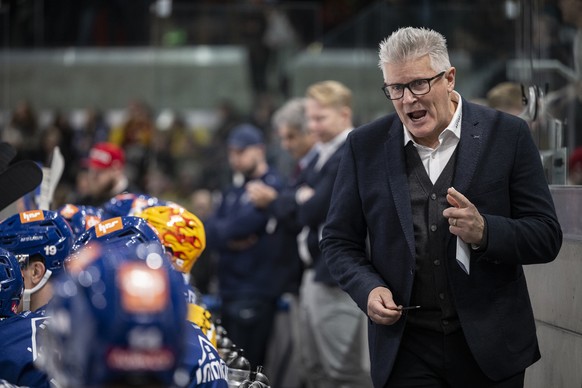 ZSC Trainer Marc Crawford reagiert im Eishockeyspiel der National League zwischen den ZSC Lions und dem SC Bern am Mittwoch, 4. Januar 2023, in der Swiss Life Arena in Zuerich. (KEYSTONE/Ennio Leanza)