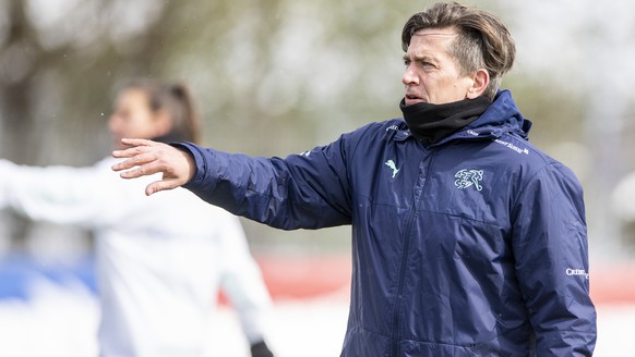 Der Trainer Nils Nielsen bei einem Training der Schweizer Frauen Fussball Nationalmannschaft am Mittwoch, 7. April 2021, in Freienbach vor dem Europameisterschafts Qualifikationsspiel gegen Tschechien ...