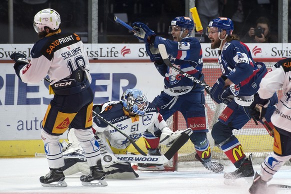 Jubel zum 4:1 bei Zuerichs Chris Baltisberger (l) und Kevin Klein (r), Enttaeuschung bei Zugs Dominik Schlumpf (l) und Torhueter Tobias Stephan im zweiten Eishockey Playoff-Viertelfinalspiel der Natio ...