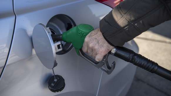 Ein Kunde bezieht Benzin an einer Hergol Tankstelle am Samstag, 5. Maerz 2022, in Stans im Kanton Nidwalden. Wegen dem Krieg in der Ukraine sind die Rohoelpreise diese Woche angestiegen. (KEYSTONE/Urs ...