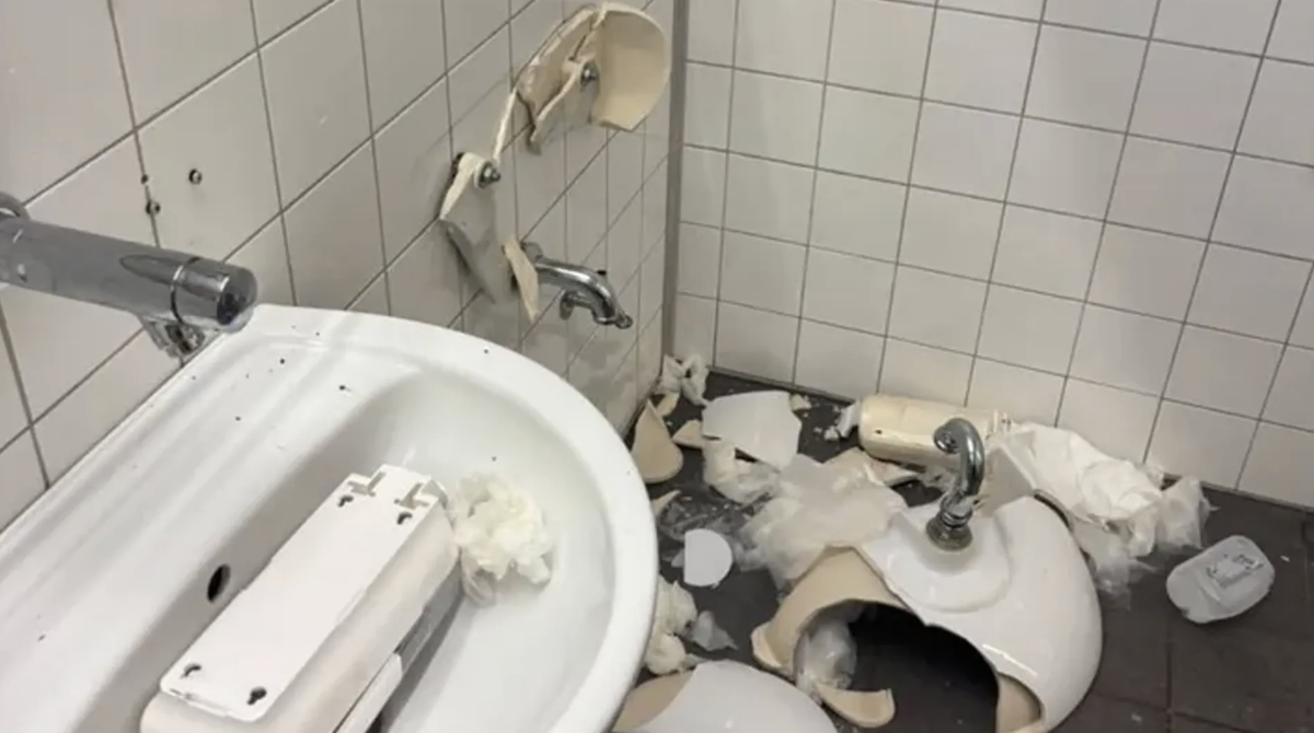Zerstörte Waschbecken im Gästebereich des Weserstadions: Die SV Hemelingen hat eine Spendenaktion gestartet.